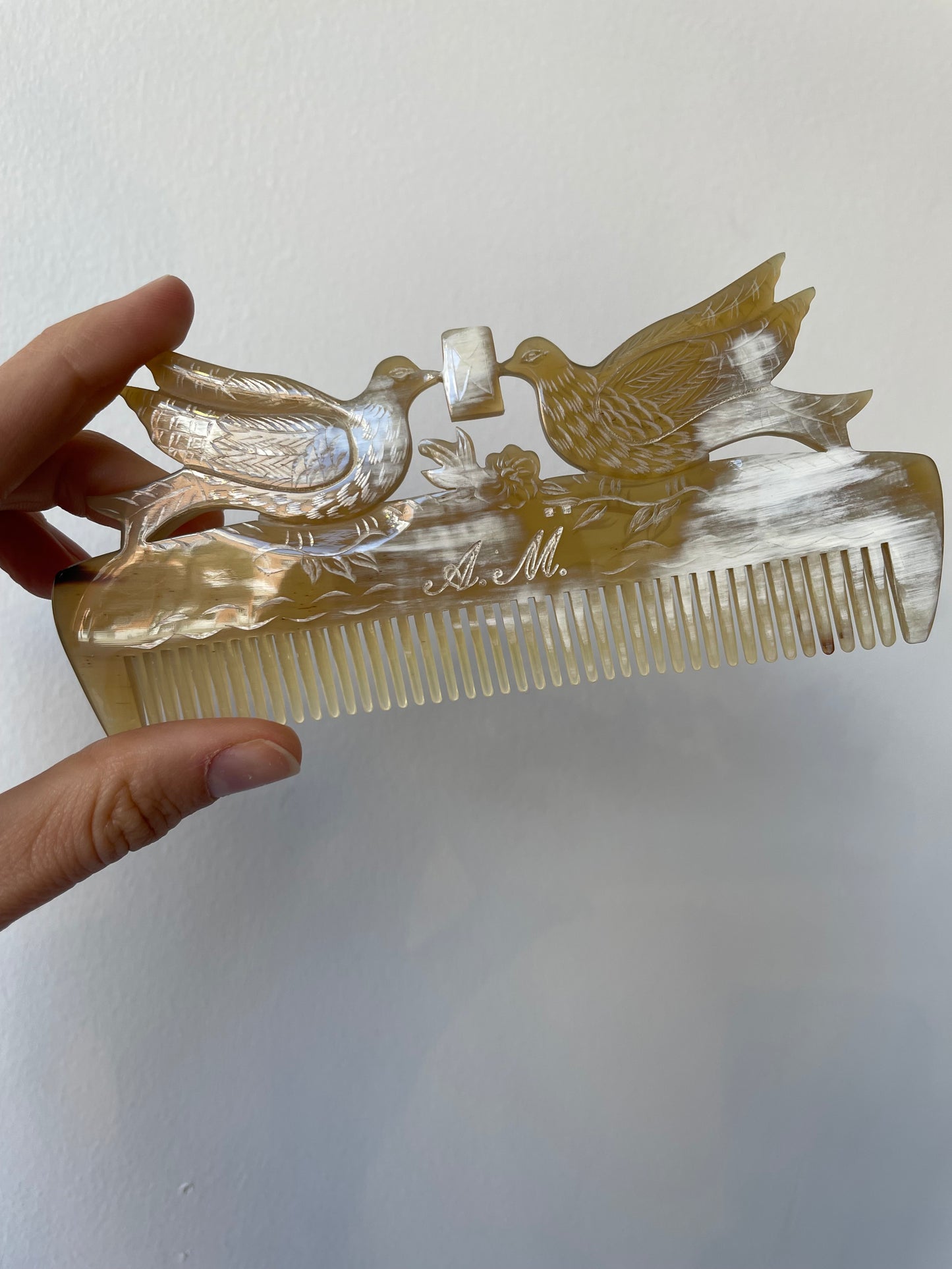 an aleksandr manamïs bird comb with 100% buffalo horn