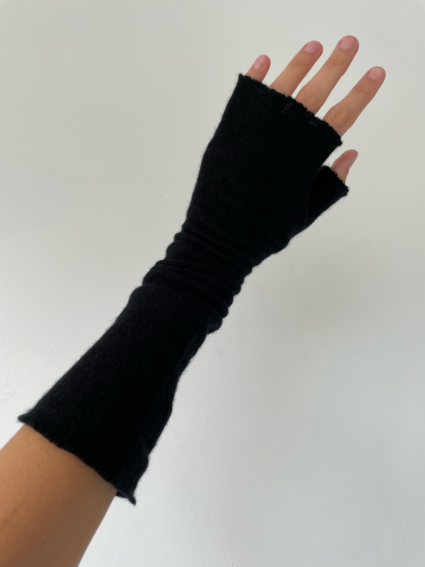 a rundholz long gloves in 100% cashmere black