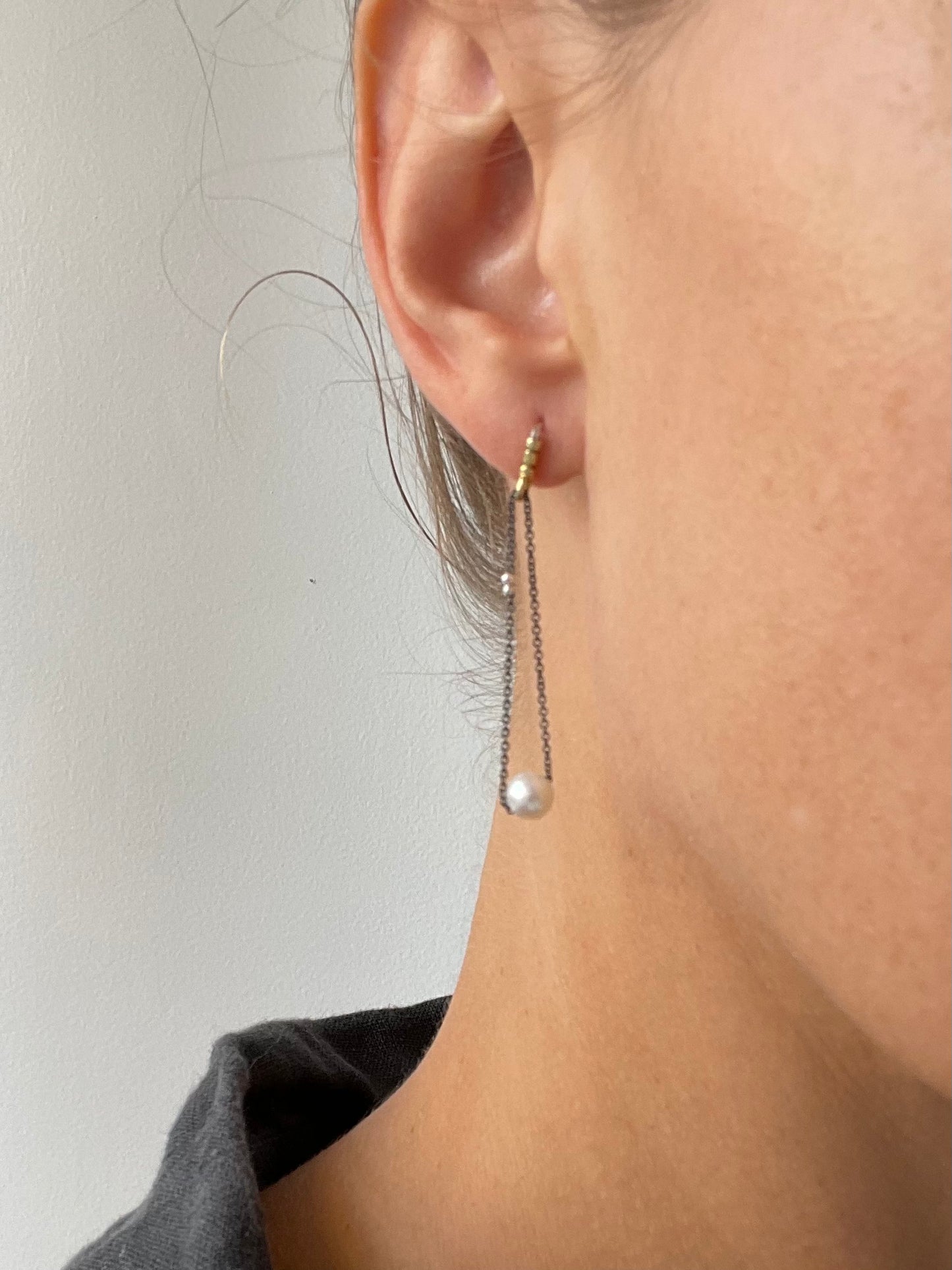 chain pearl studs