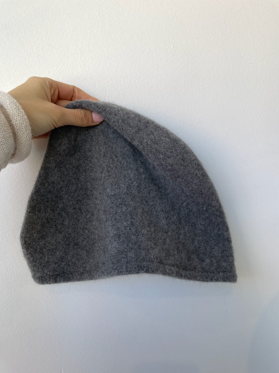 chisaki belly hat DARK GREY