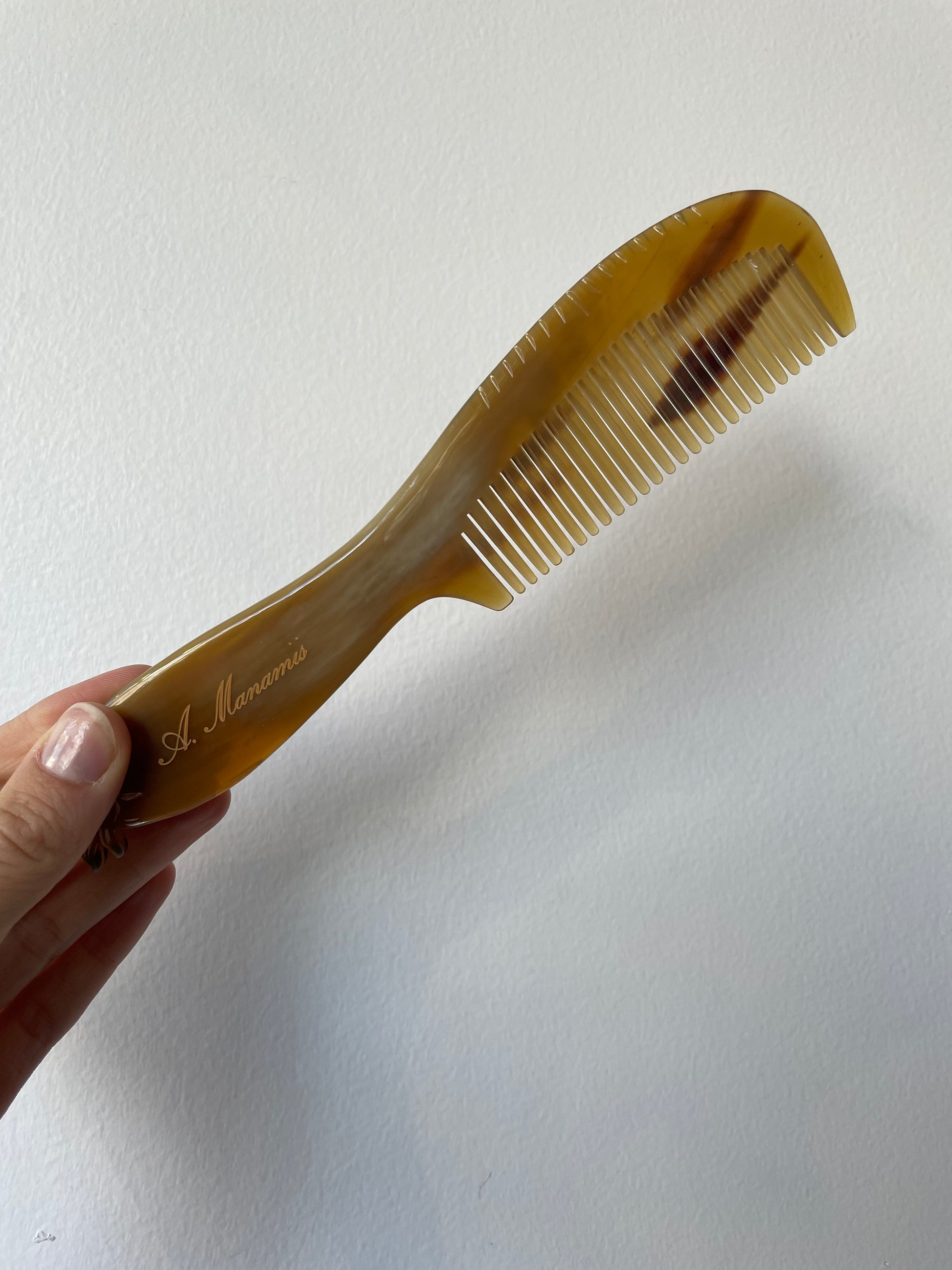 an aleksandr manamïs long comb with 100% buffalo horn