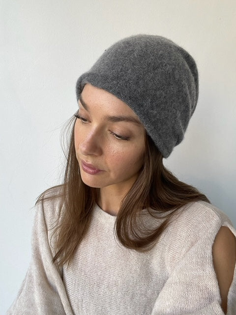 chisaki belly hat DARK GREY