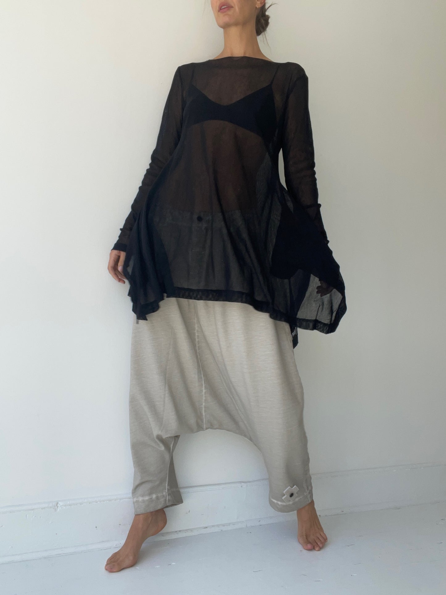 a plü mesh batshirt in color: black