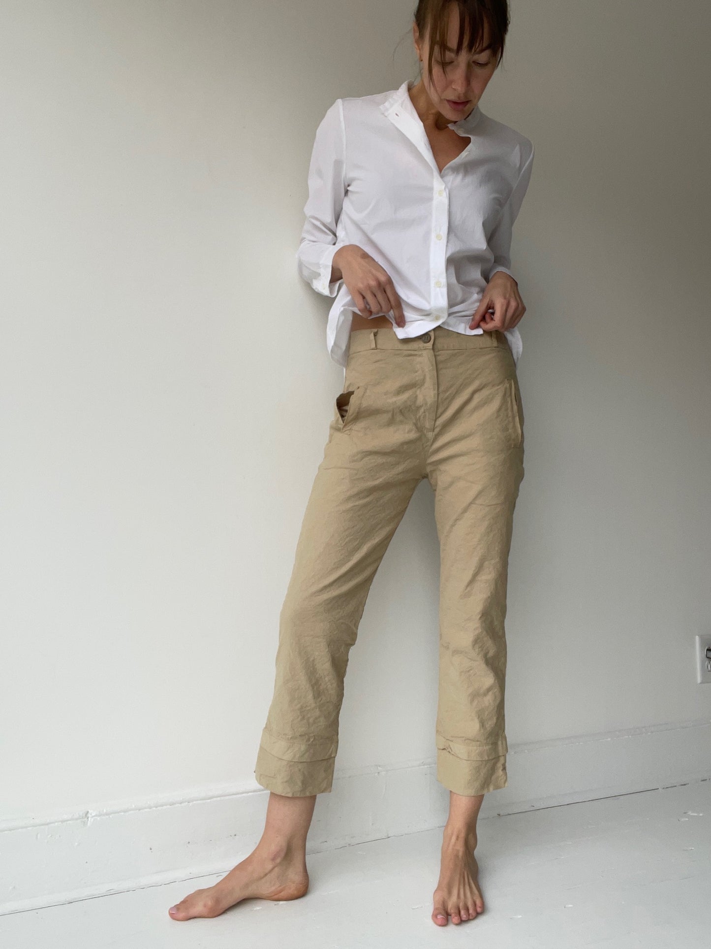 an aequamente wrinkled pants with color: juta