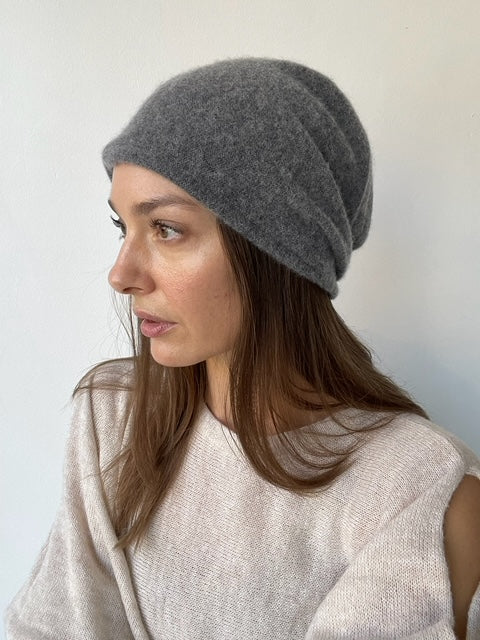 chisaki belly hat DARK GREY
