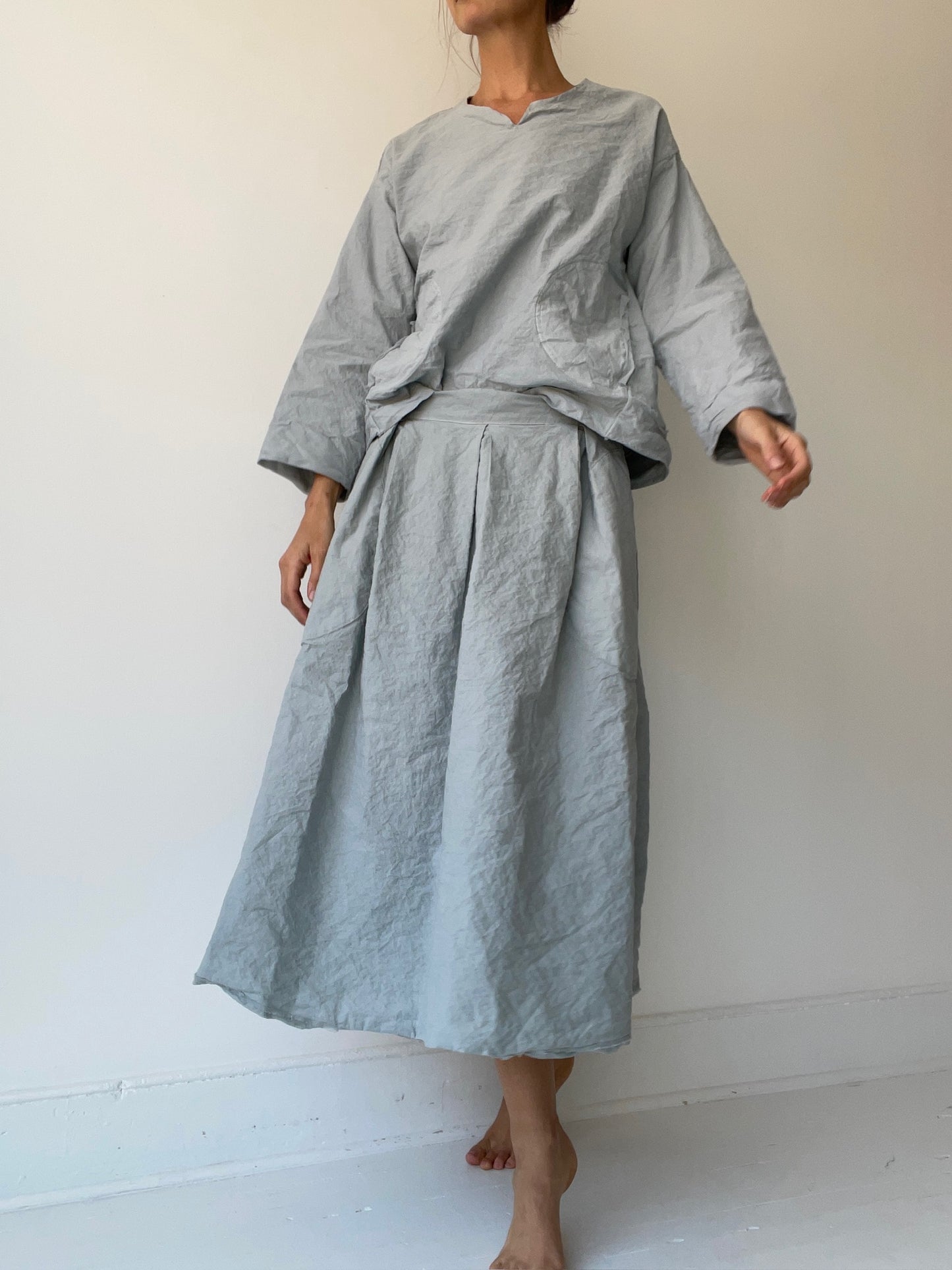 an aequamente pebble blouse by itself and features a slight notch with 59% cotton, 28% linen, 9% melamine, 4% elastane