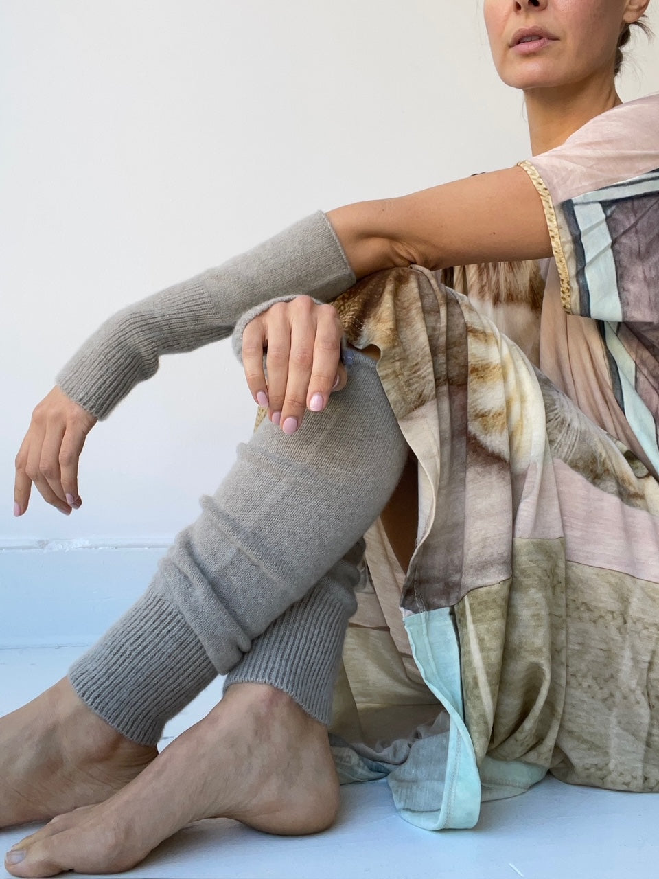 a chisaki leg warmers LIGHT GREY with 80% cashmere/20% sable