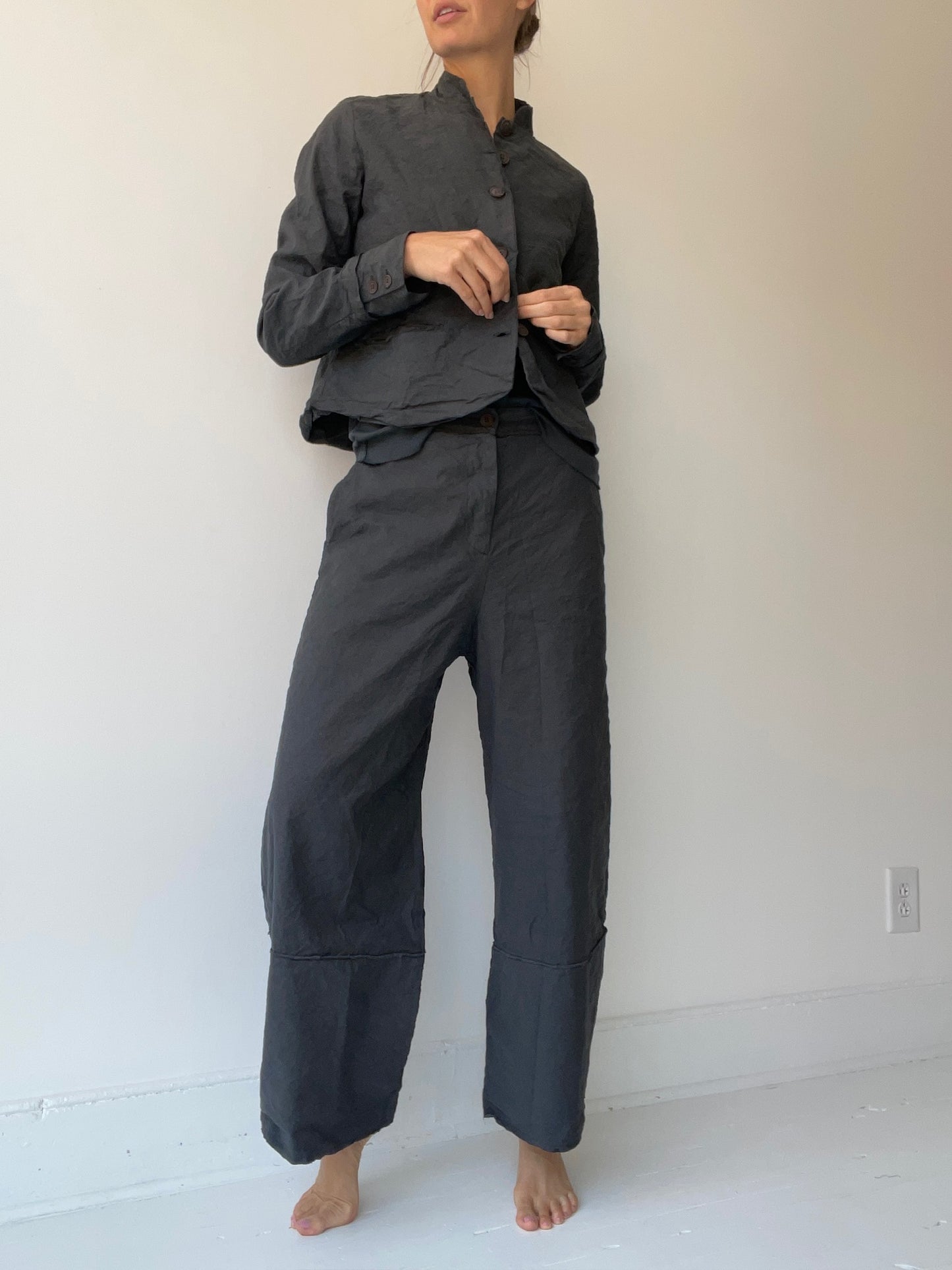 an aequamente asphalt jacket with 59% cotton, 28% linen, 9% melamine, 4% elastane