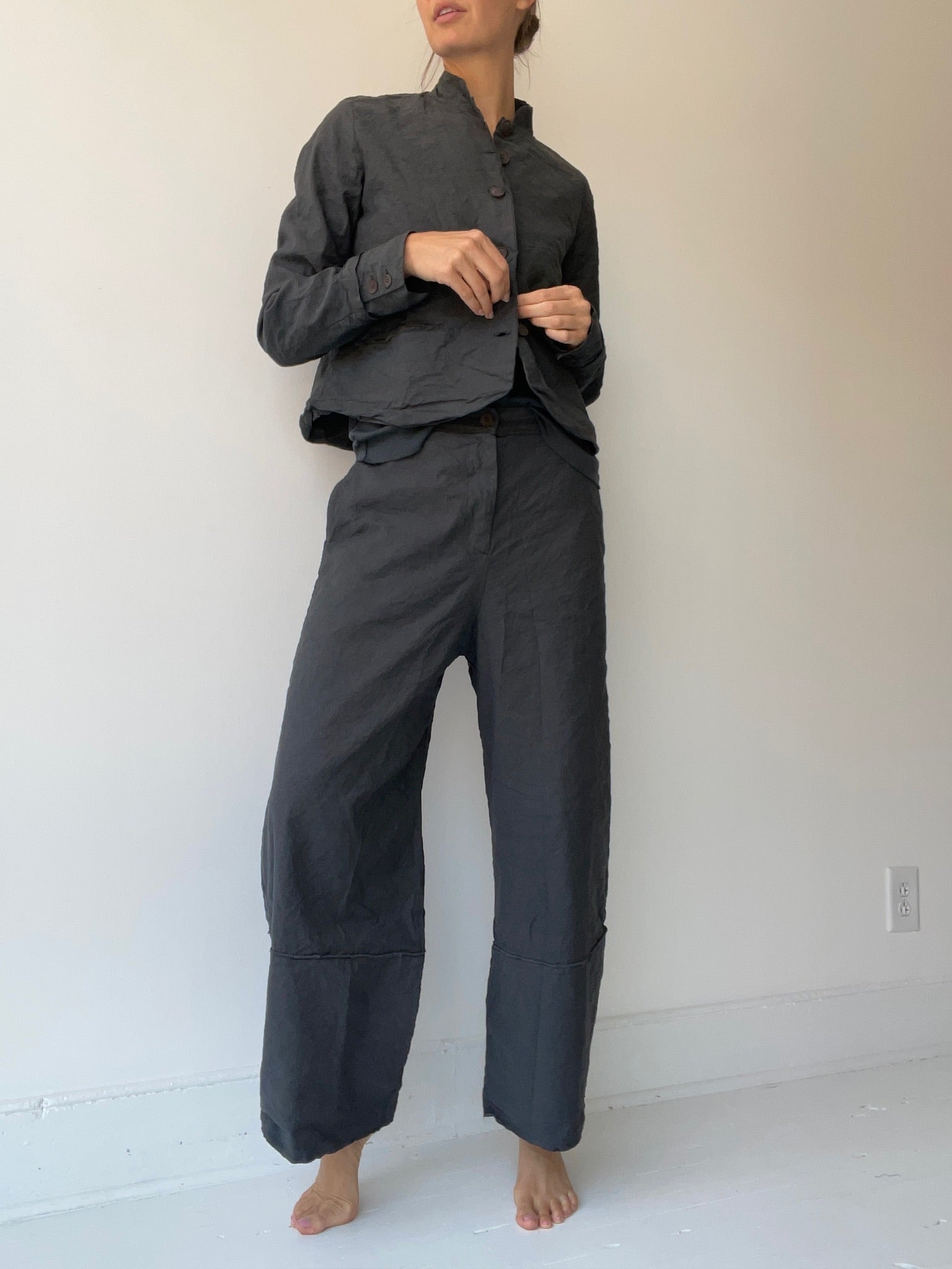 an aequamente asphalt jacket with 59% cotton, 28% linen, 9% melamine, 4% elastane