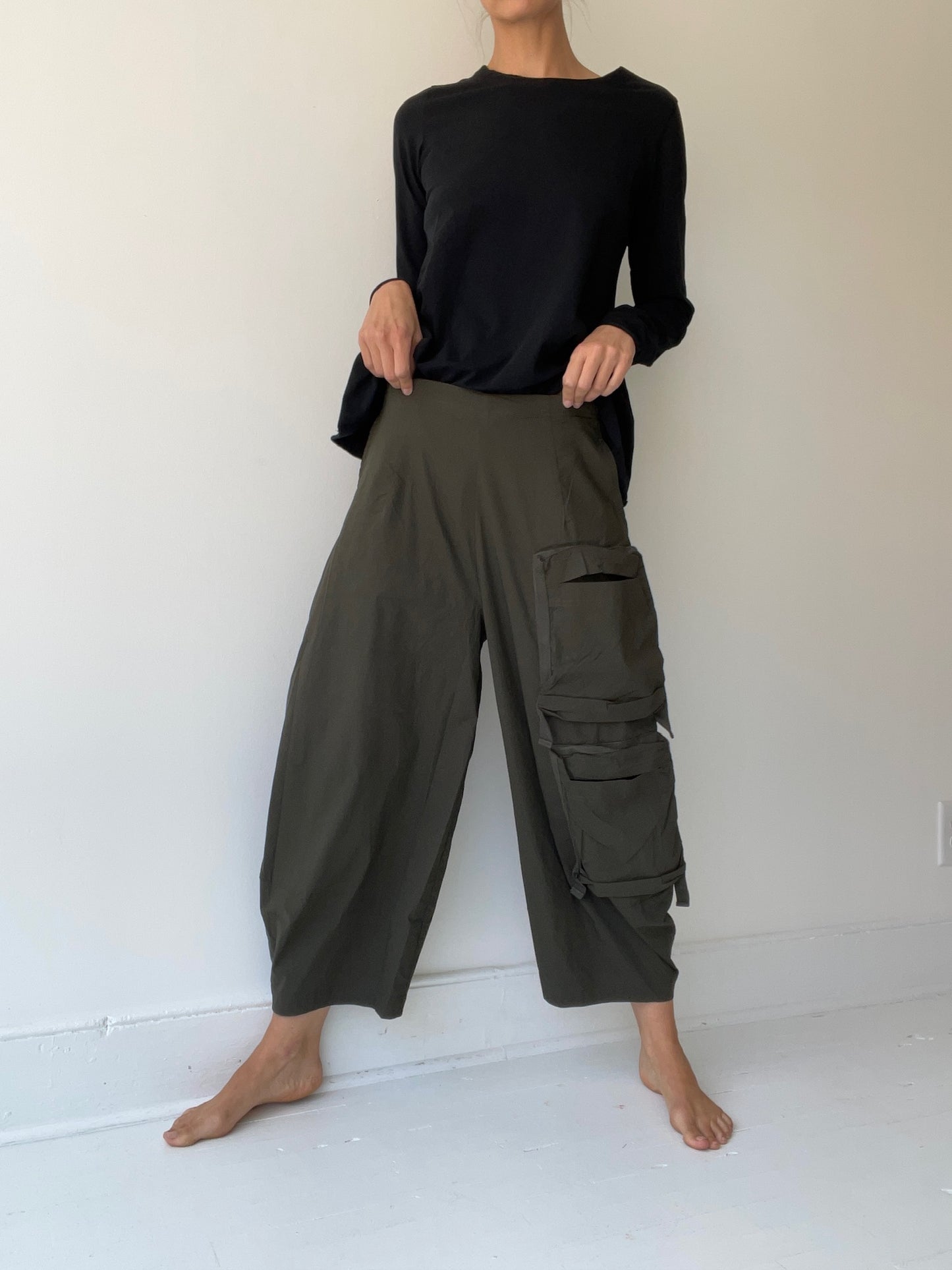 a rundholz black label stretch cargo pants with 46% cotton/36% polyamide/13% linen/5% elastane