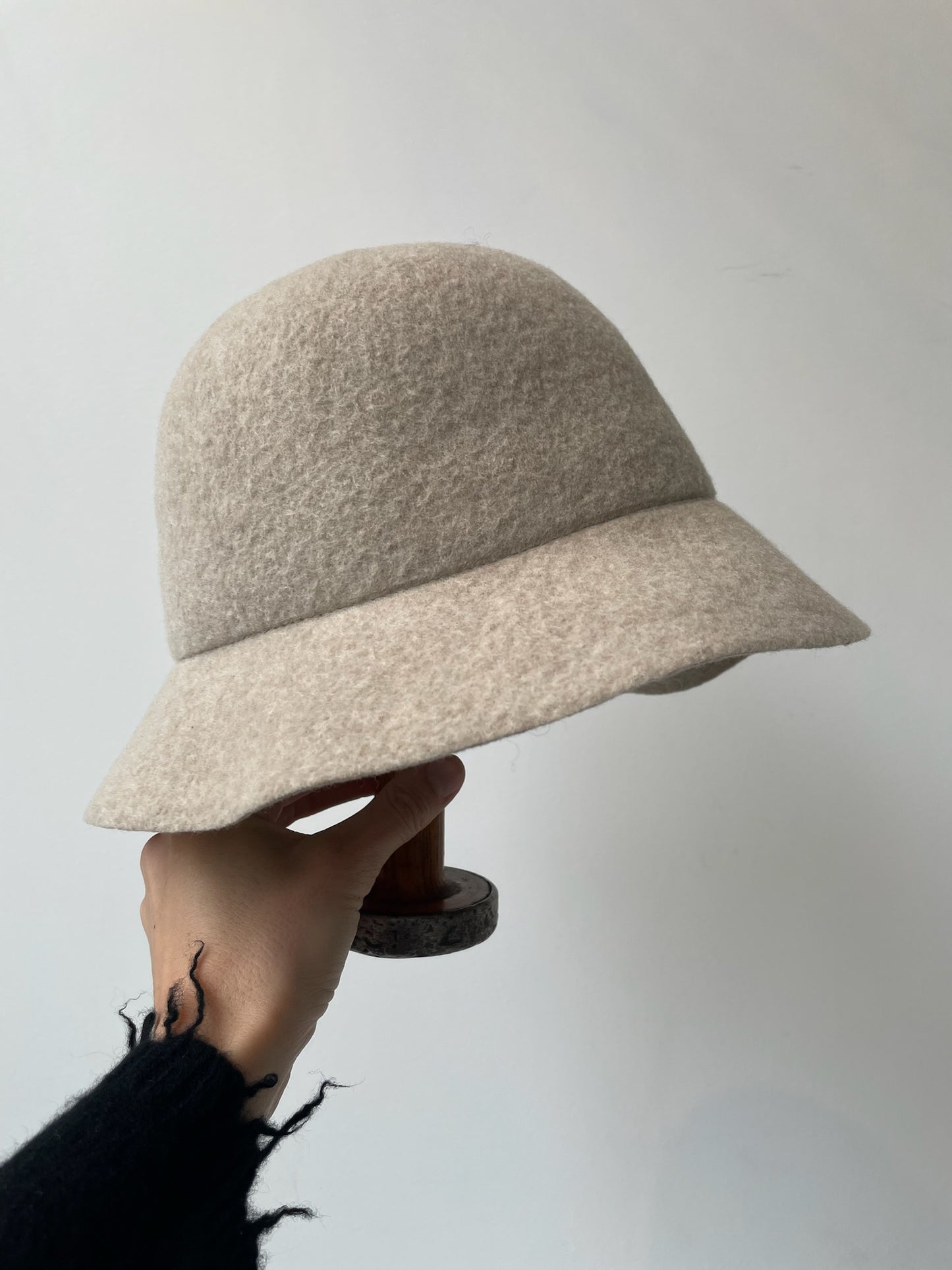 a chisaki polo hat in light beige