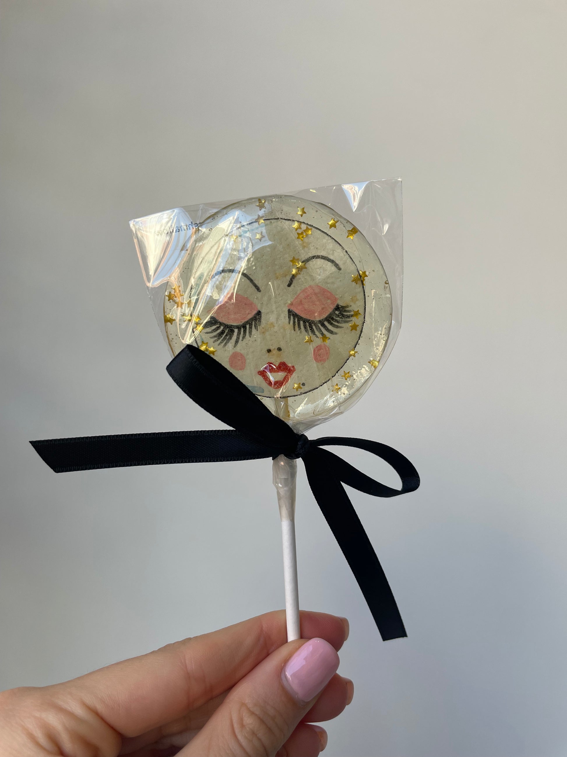 an eyelashes lollipop candy with marshmallow flavored