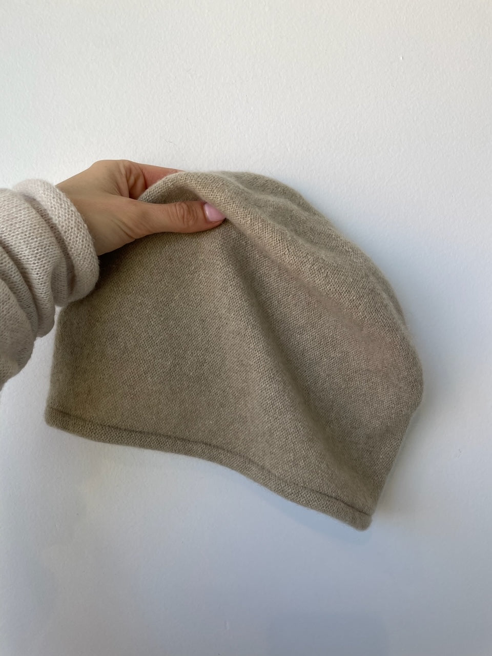 a chisaki belly hat BEIGE with 80% cashmere/20% sable