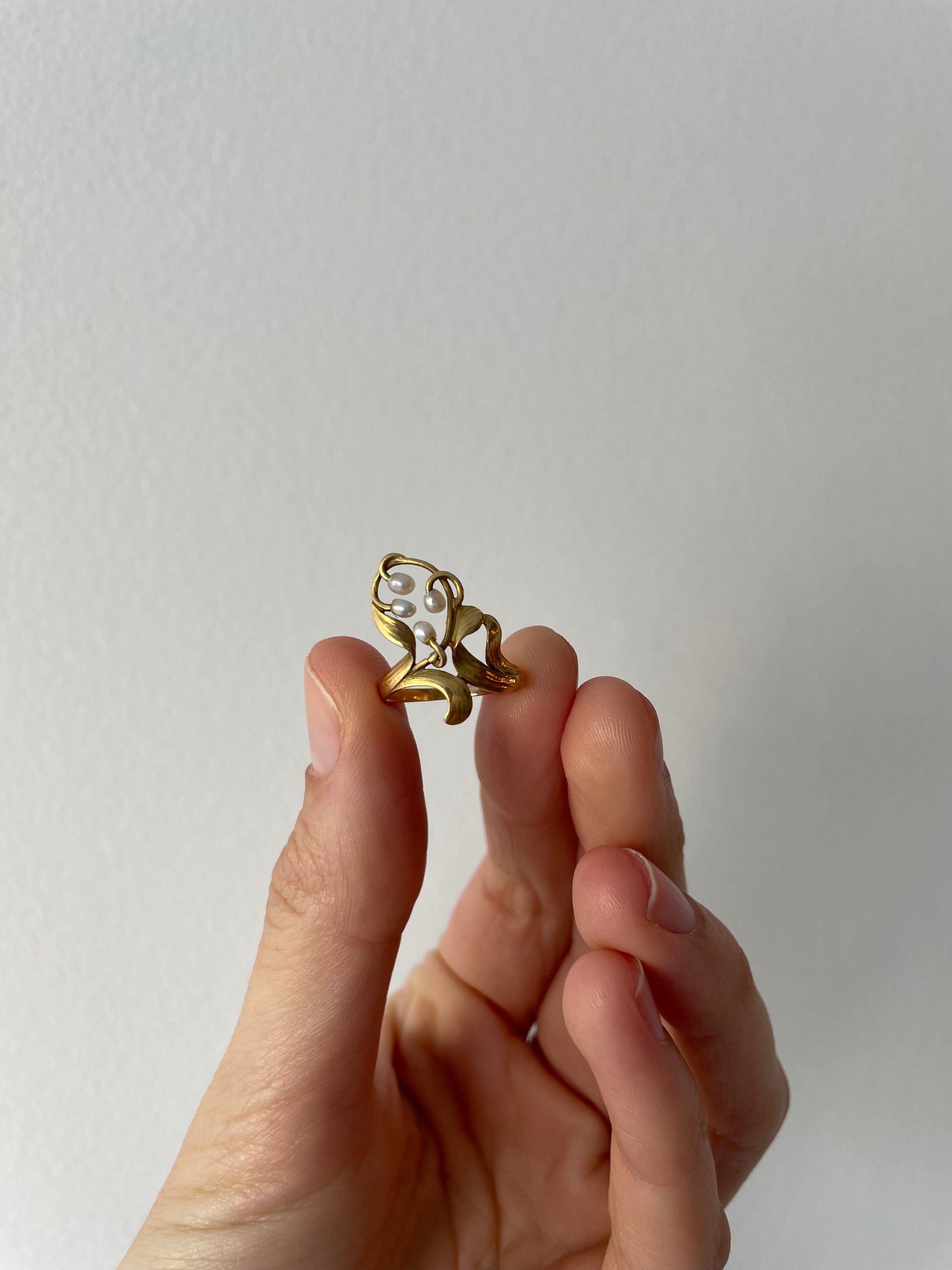a gold pearl ring with vintage solid gold, pearls size 4