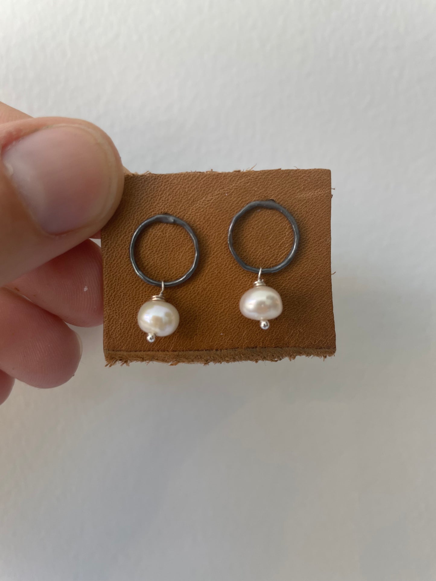 a circle pearl studs earrings