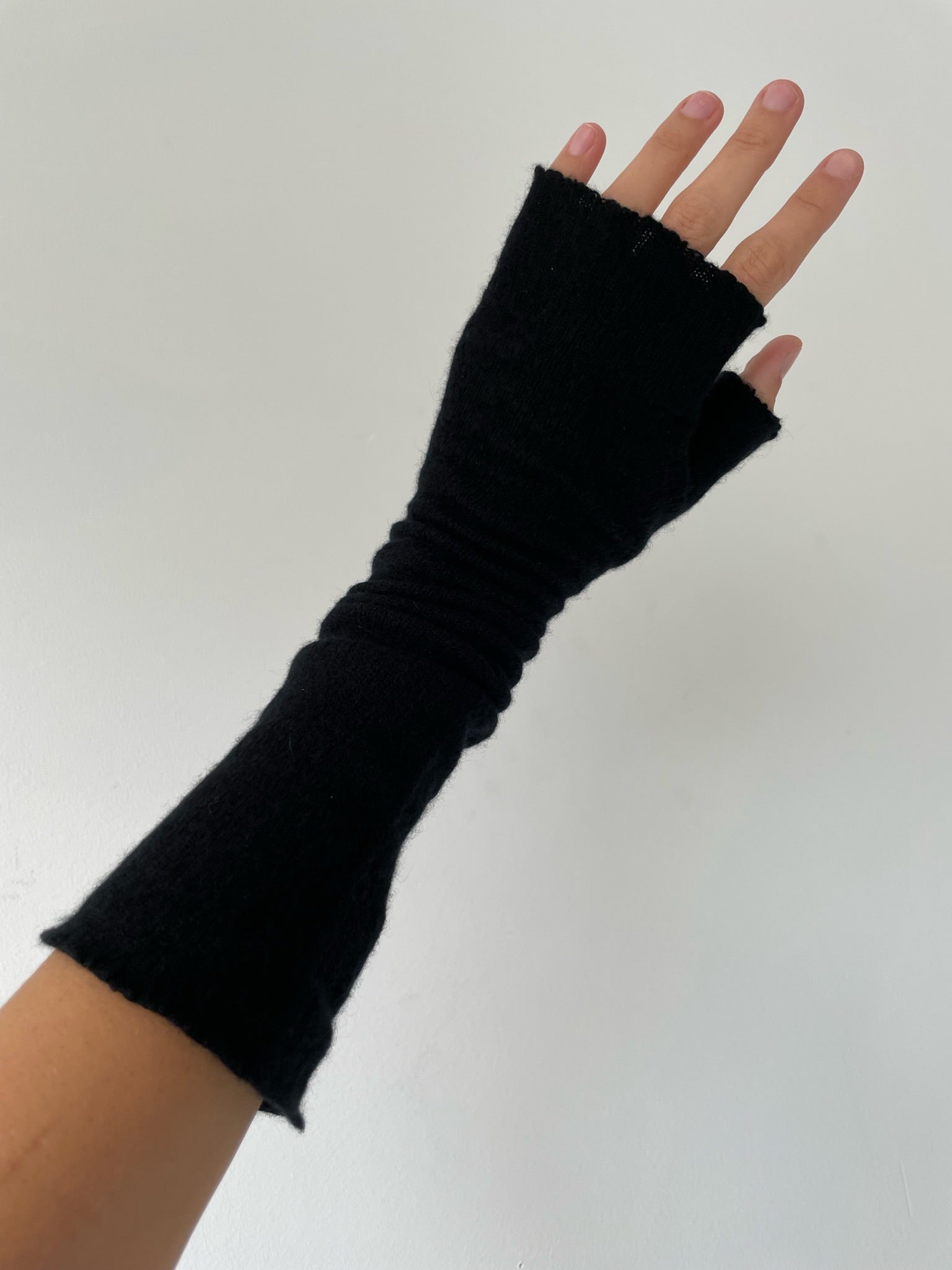a rundholz long gloves in 100% cashmere black