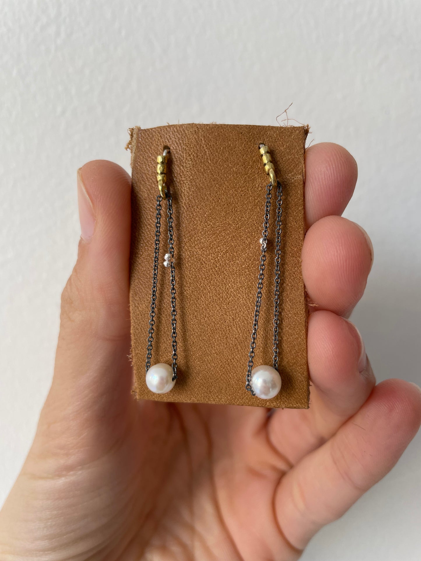 a chain pearl studs earrings
